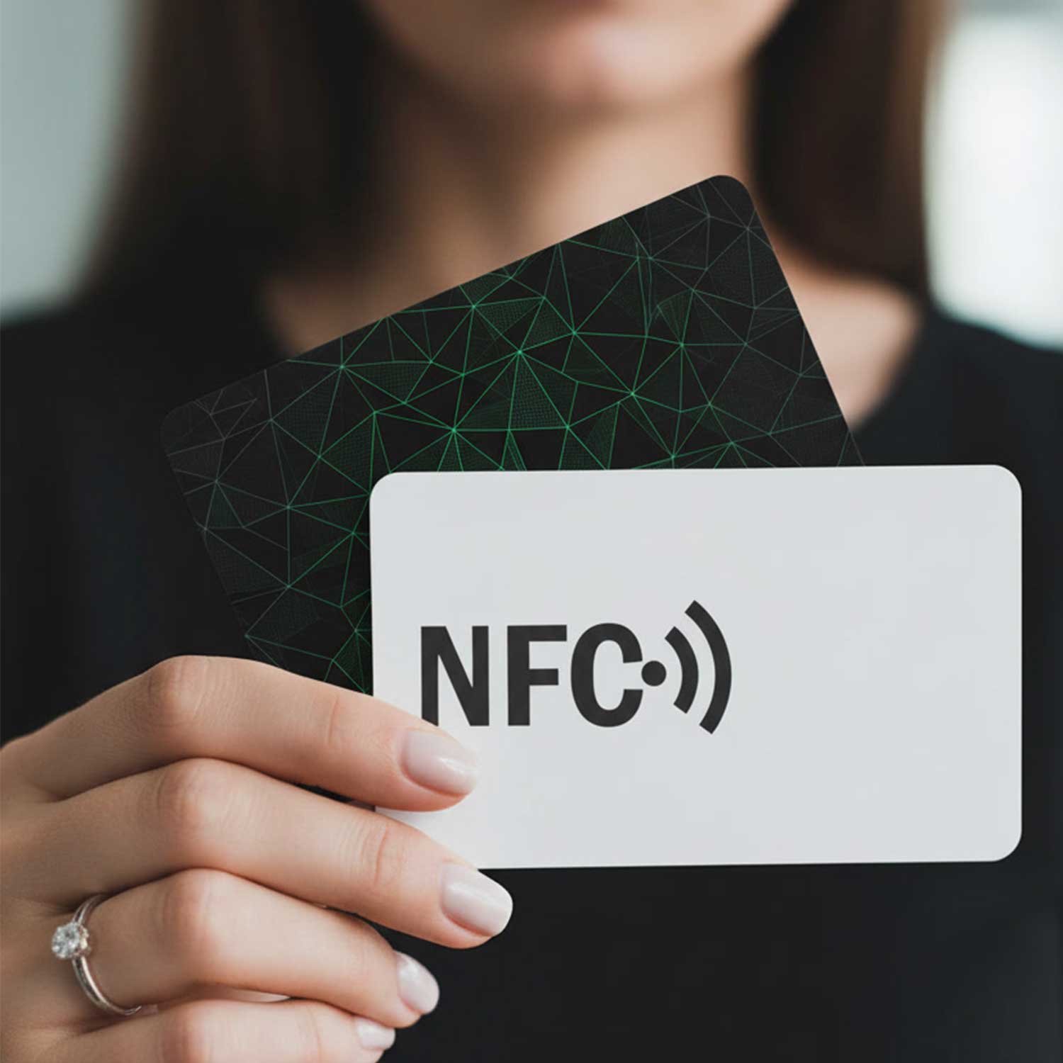Tiskana NFC članska kartica u ruci