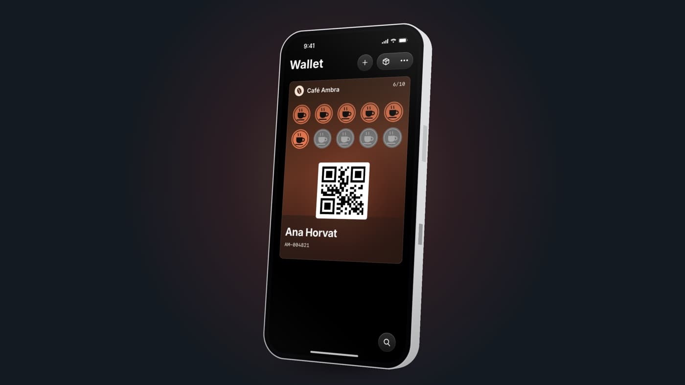 Ein iPhone mit geöffneter Apple Wallet und der Treuekarte eines Cafés: 6 von 10 Stempeln und ein QR-Code zum Scannen an der Kasse
