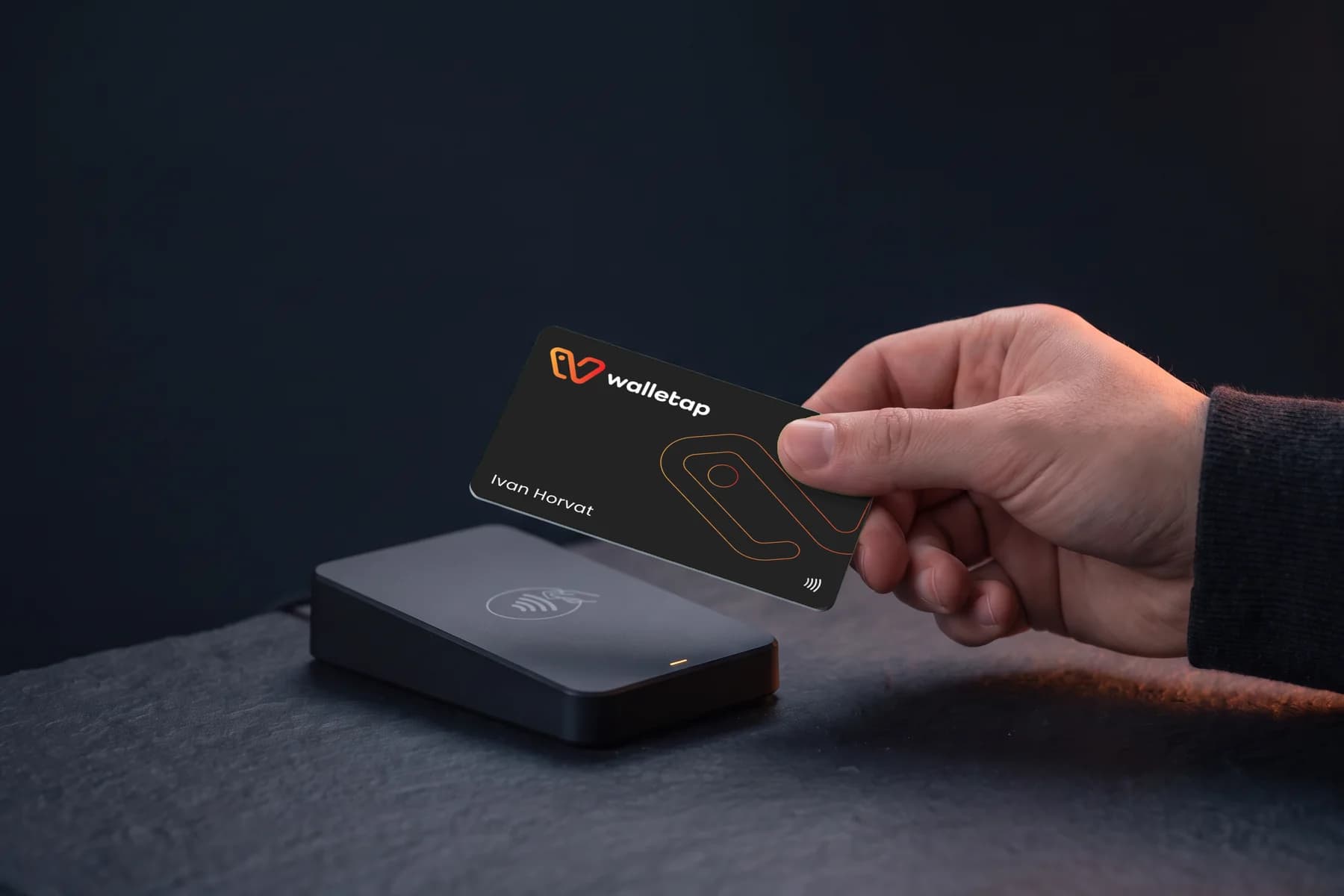 Tiskana NFC kartica iznad stolnog čitača