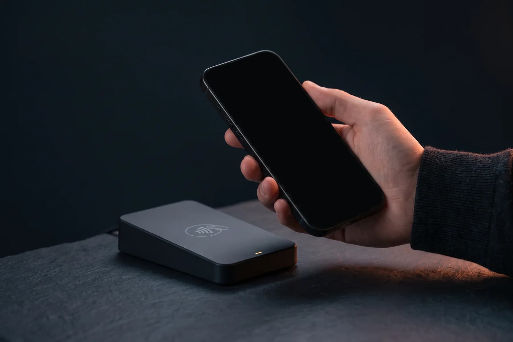 Stolni NFC čitač verificira propusnicu na mobitelu
